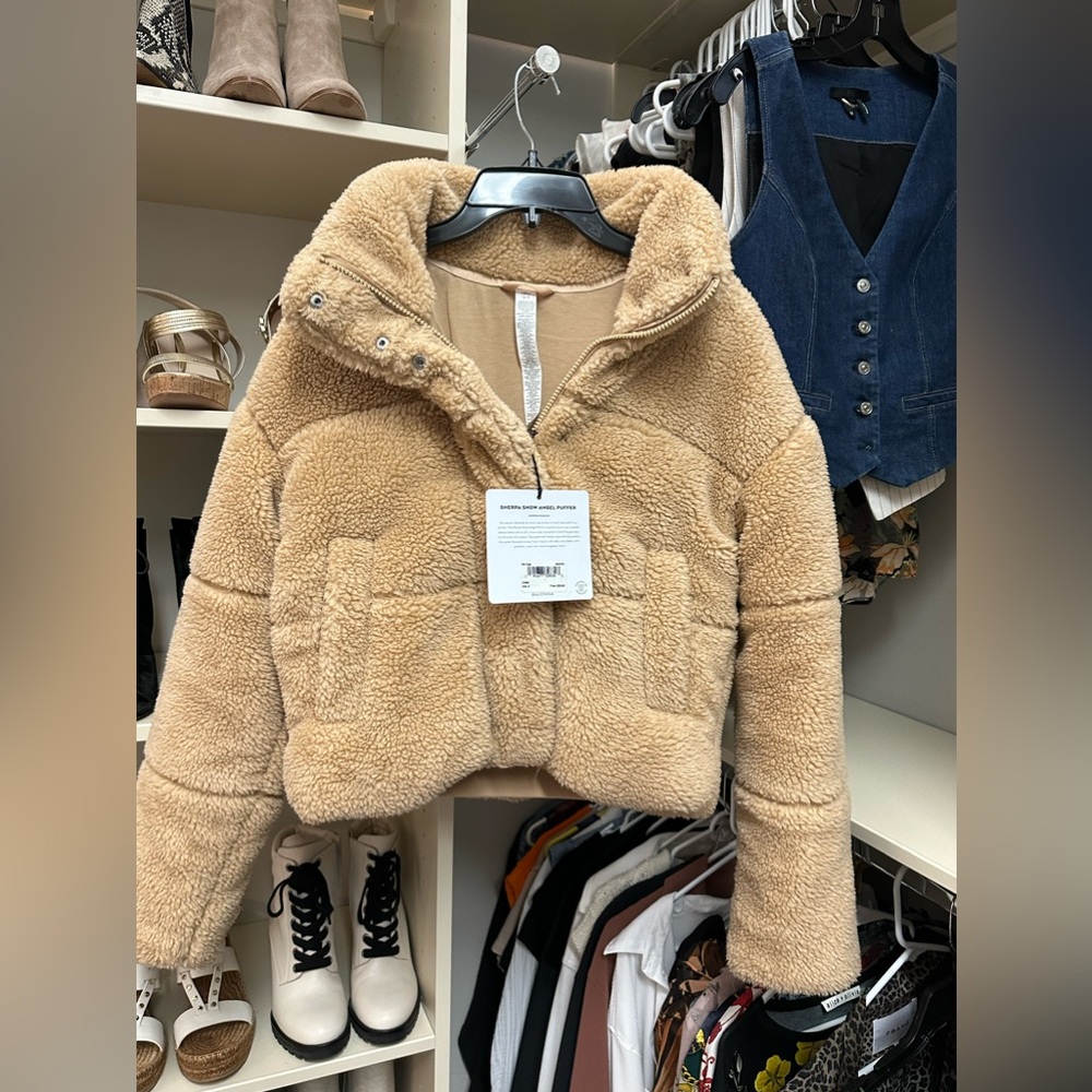 Brand new Alo Sherpa Snow Angel Puffer